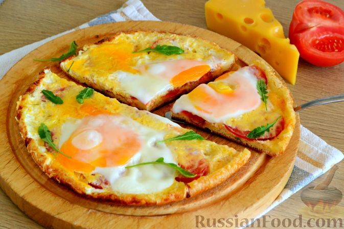 Фото к рецепту: Ленивая пицца на сковороде, с помидорами, сыром и яичницей
