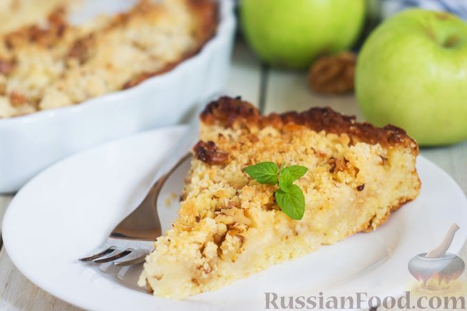 Фото к рецепту: Творожный пирог с карамелизированными яблоками и ореховым штрейзелем