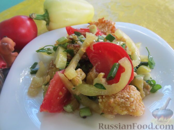 Фото к рецепту: Салат с болгарским перцем, жареным сулугуни и кабачками