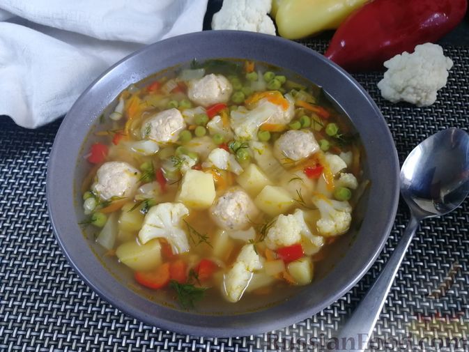 Фото к рецепту: Суп с куриными фрикадельками, цветной капустой и зеленым горошком