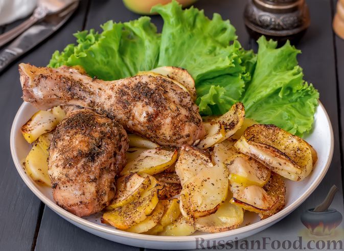Фото к рецепту: Курица, запечённая с картошкой и яблоками