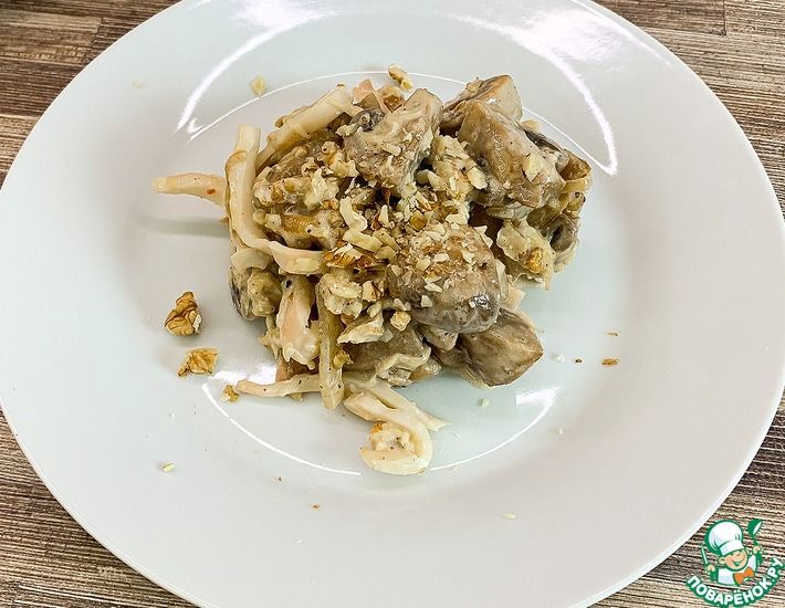 Рецепт: Салат с кальмарами и грибами