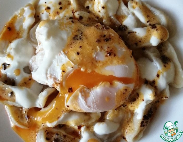 Рецепт: Галушки с яйцом под чесночным соусом