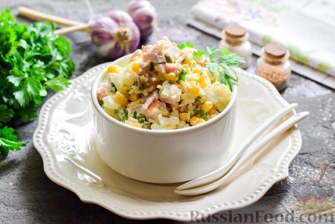Фото к рецепту: Салат с цветной капустой, копченой курицей, кукурузой и сыром