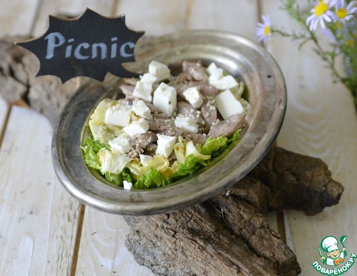Рецепт: Тёплый салат с индейкой-гриль, цуккини и брынзой