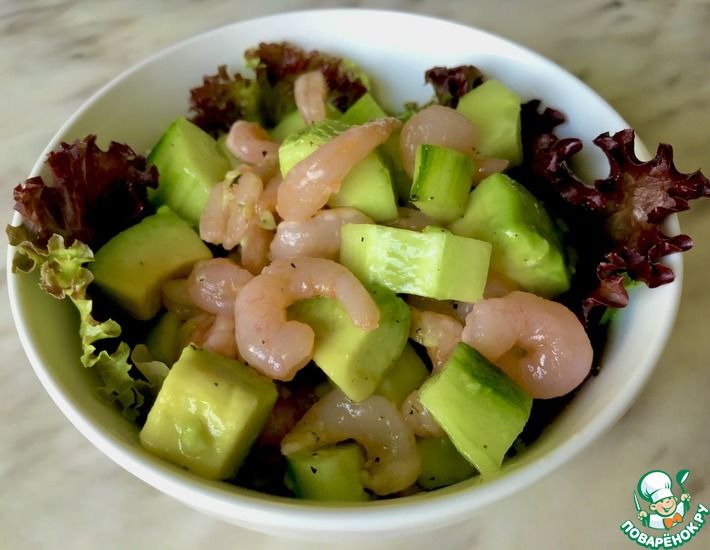 Рецепт: Салат с креветками, авокадо и огурцом