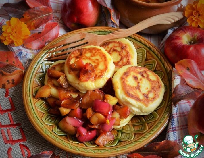 Рецепт: Сырники с карамелизованными яблоками