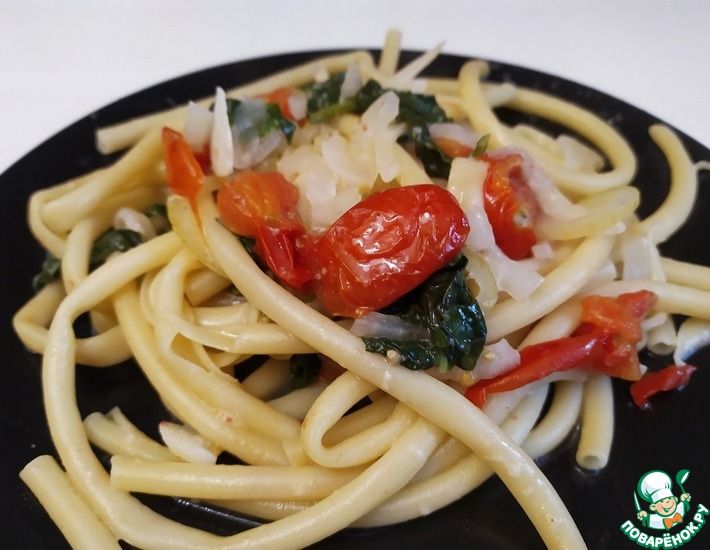 Рецепт: Спагетти с черри и шпинатом в одной сковороде