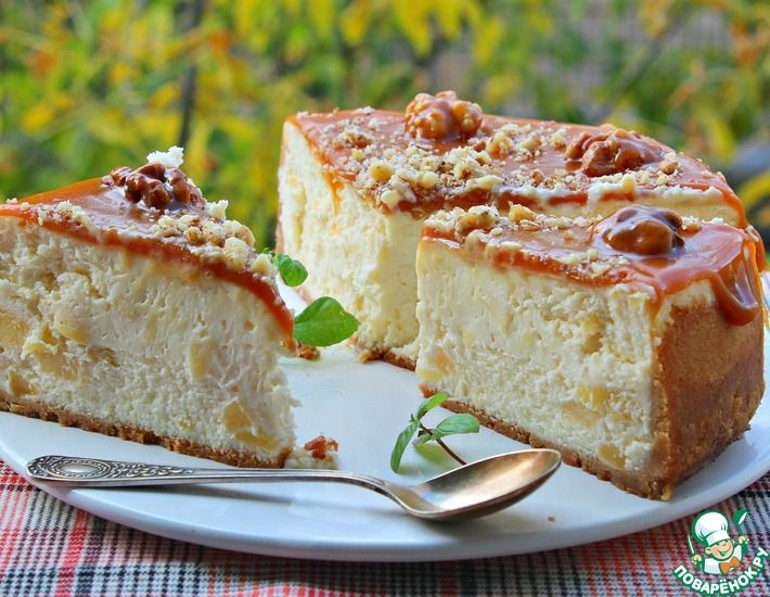 Рецепт: Сладко-соленый чизкейк Сиртаки с яблоками, карамелью и орехами