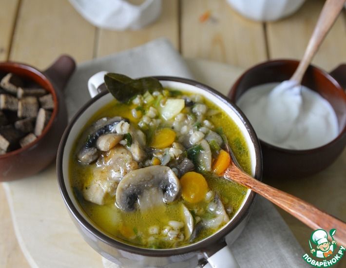Рецепт: Куриный суп с перловкой и грибами