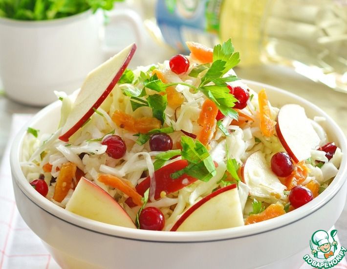 Рецепт: Капустный салат с курагой и клюквой