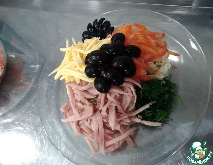 Рецепт: Салат из сыра с маслинами и ветчиной