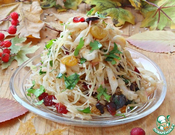 Рецепт: Салат из капусты, дайкона и сухофруктов