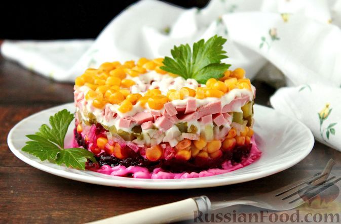 Фото к рецепту: Слоёный салат со свёклой, кукурузой, колбасой и маринованными огурцами