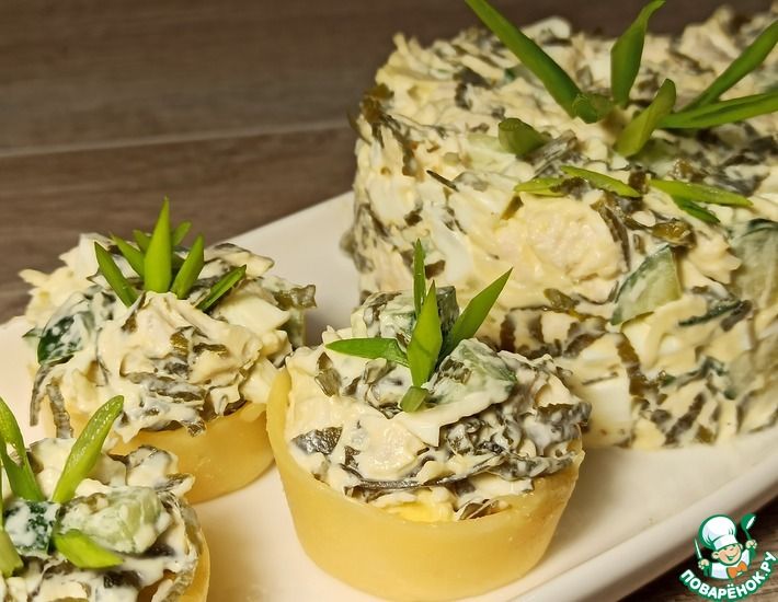 Рецепт: Салат с морской капустой и куриным филе в сырных тарталетках