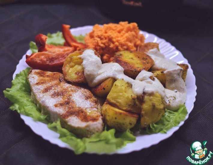 Рецепт: Индейка с запеченным картофелем под соусом Бешамель, морковным салатом и свежими овощами