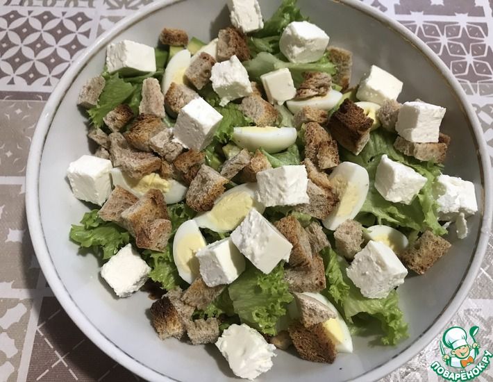 Рецепт: Салат с копченой курицей, фетой, листьями салата и сухариками