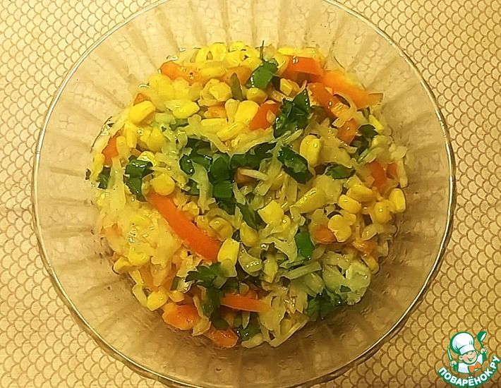 Рецепт: Салат за 5 минут с квашеной капустой, кукурузой и чесночком
