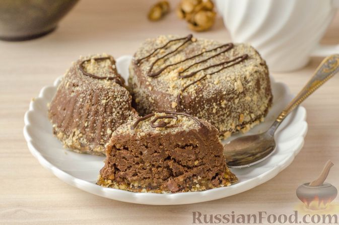 Фото к рецепту: Пирожные из фасоли, с шоколадом, орехами и финиками