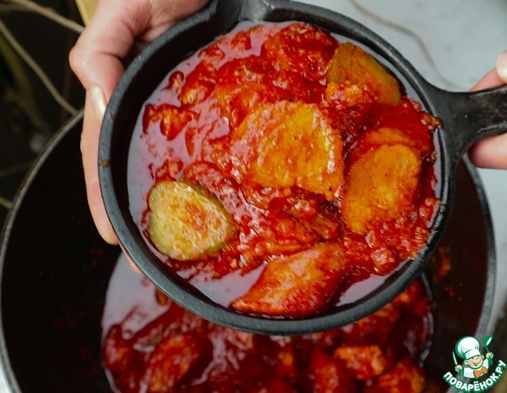 Рецепт: Свинина с колбасками в томатном соусе