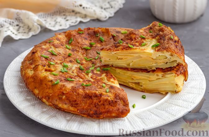 Фото к рецепту: Омлет с картофелем и луком