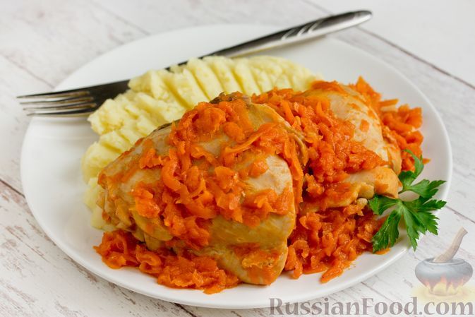 Фото к рецепту: Курица, тушенная с морковью