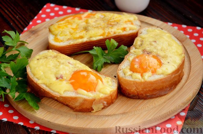 Фото к рецепту: Яичница в хлебе, с сыром и колбасой