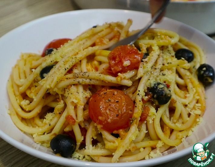 Рецепт: Макароны с томатами, оливками и сыром