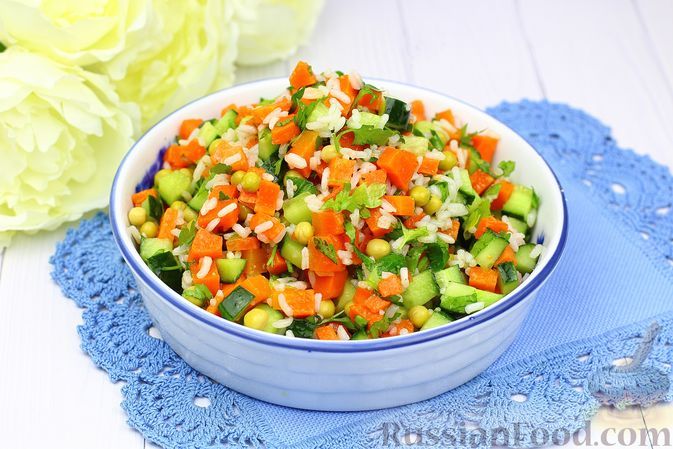 Фото к рецепту: Салат из моркови, с рисом, огурцом и зелёным горошком
