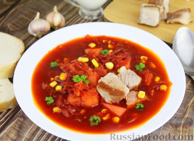 Фото к рецепту: Красный борщ со свиными рёбрами, квашеной капустой и кукурузой