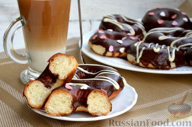 Фото к рецепту: Дрожжевые пончики с шоколадной глазурью (в духовке)