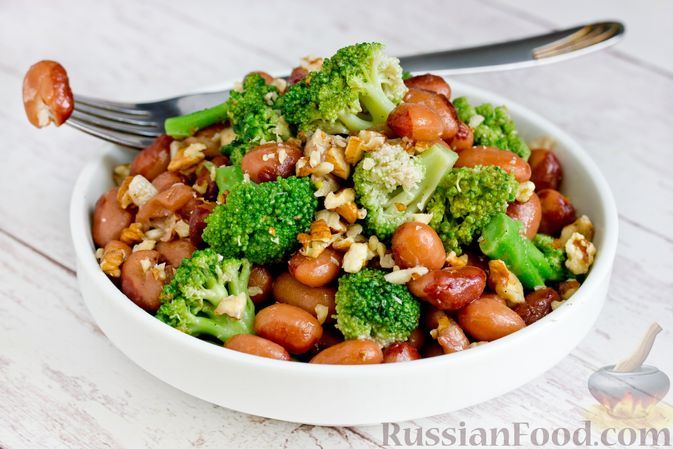 Фото к рецепту: Салат с фасолью, брокколи и грецкими орехами