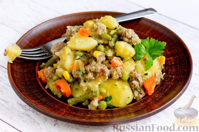 Фото к рецепту: Картошка, тушенная с мясным фаршем и замороженными овощами