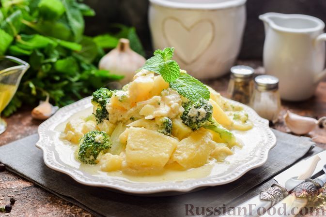 Фото к рецепту: Картошка с брокколи в сливочно-сырном соусе