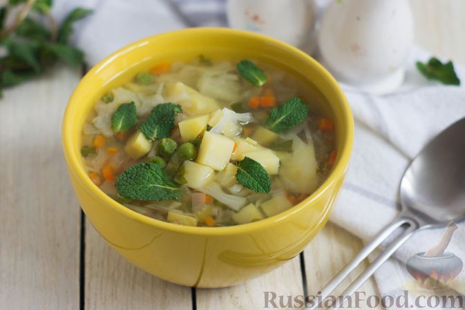 Фото к рецепту: Суп с капустой, сельдереем и зелёным горошком