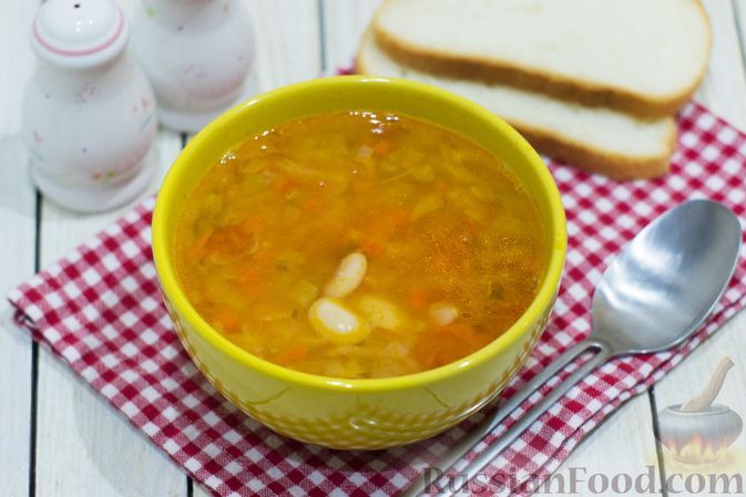 Фото к рецепту: Густой фасолевый суп с сельдереем и помидором