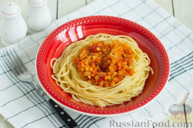 Фото к рецепту: Спагетти с соусом из чечевицы и овощей