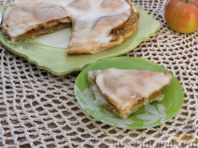 Фото к рецепту: Трёхслойный песочный пирог с яблочной начинкой и сахарной глазурью