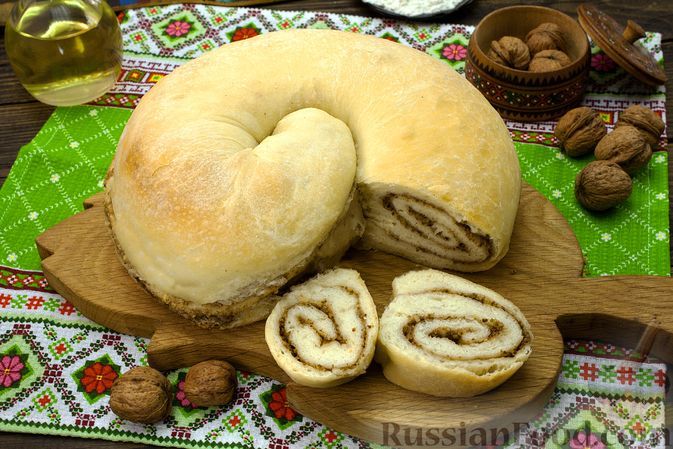 Фото к рецепту: Хлебный рулет "Улитка" с ореховой начинкой