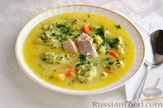 Фото к рецепту: Сметанный суп с курицей и манными клецками