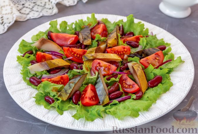 Фото к рецепту: Салат с копчёной скумбрией, консервированной фасолью и помидорами