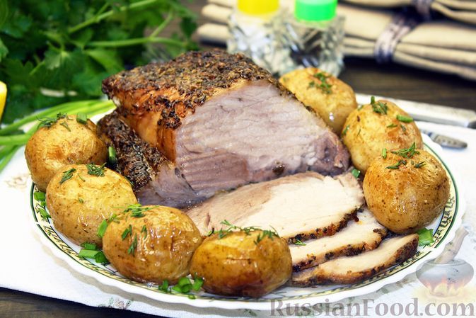 Фото к рецепту: Свиная лопатка, запечённая с картофелем