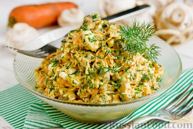 Фото к рецепту: Салат с шампиньонами, морковью, сыром и яйцами
