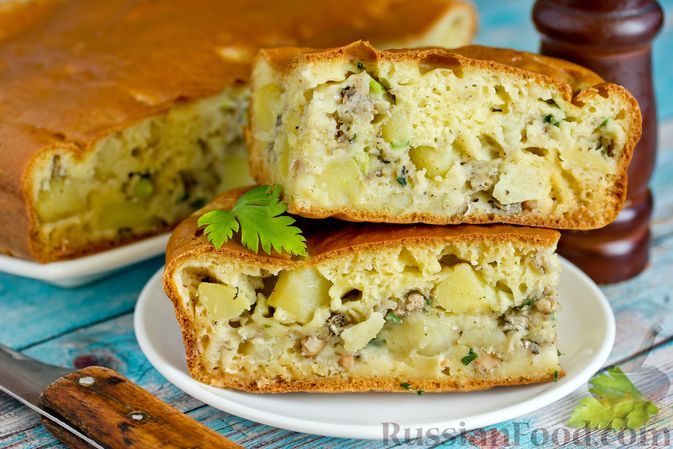 Фото к рецепту: Заливной пирог с картошкой, рыбными консервами и зелёным луком