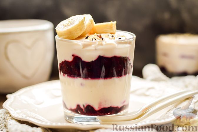 Фото к рецепту: Десерт из ряженки с бананом, йогуртом и ягодами