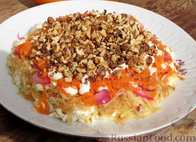 Фото к рецепту: Слоёный салат из моркови с плавленым сыром, яблоками, яйцами и грецкими орехами