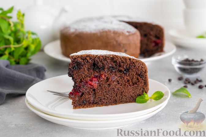 Фото к рецепту: Шоколадный пирог с вишней