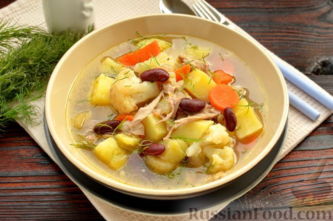 Фото к рецепту: Густой куриный суп с цветной капустой, сельдереем и фасолью