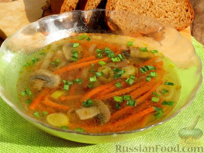 Фото к рецепту: Грибной суп с морковной "лапшой" и луком-пореем