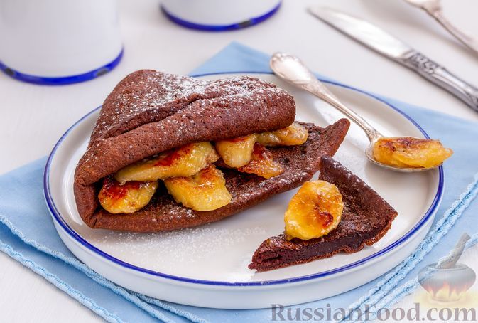 Фото к рецепту: Шоколадный блин "Голландская крошка" с карамелизированными бананами